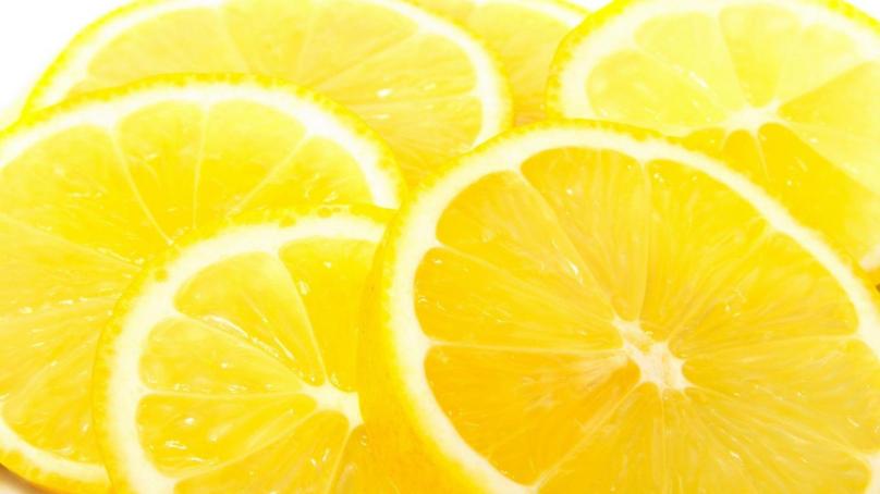 primo-piano-frutta-cibo-limoni-fette-768x1366